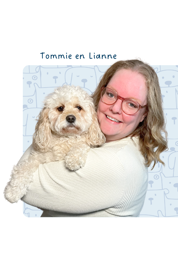 Lianne lachend samen met haar hond Tommie