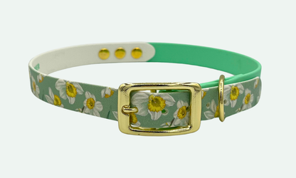 Honden halsband in de kleuren lichtgroen en een print met narcissen bloe