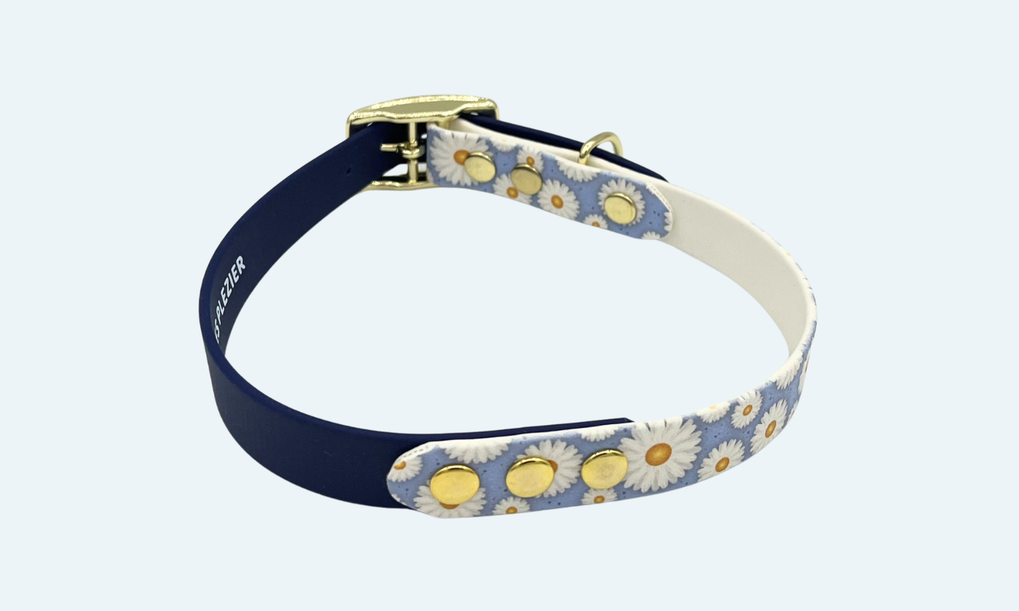 Honden halsband in de kleuren lichtblauw met madeliefjes en donkerblauw