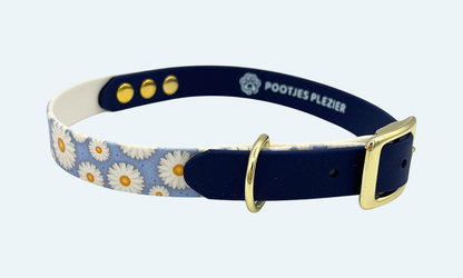 Honden halsband in de kleuren lichtblauw met madeliefjes bloemen en donkerblauw
