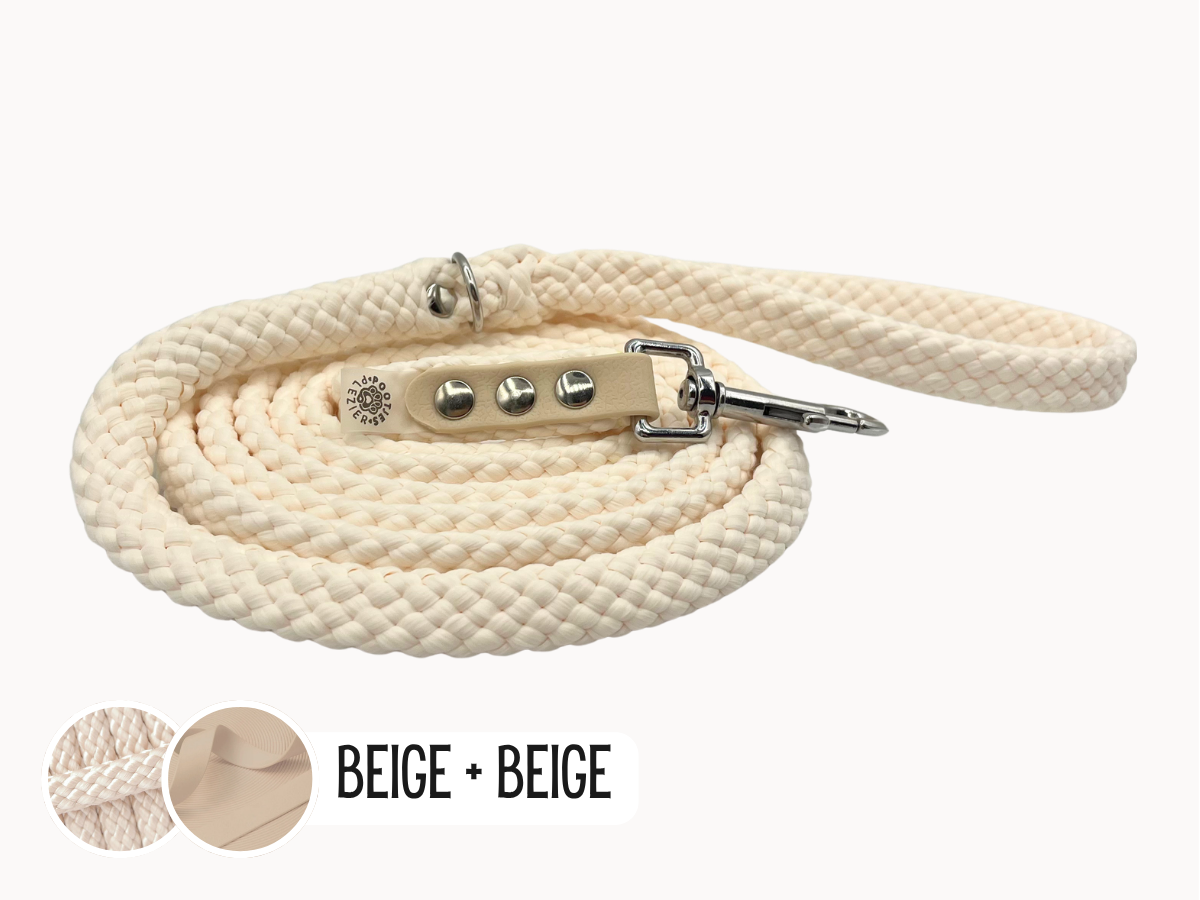 Beige hondenriem van touw met beige afwerking en zilverkleurige musketon.