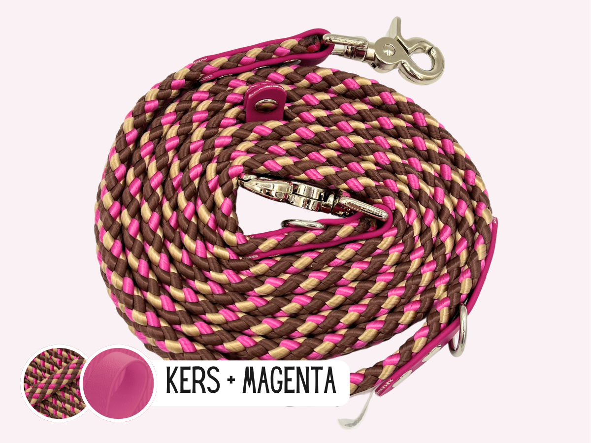 Opgerolde hondenriem van touw in kleur kers met magenta afwerking.