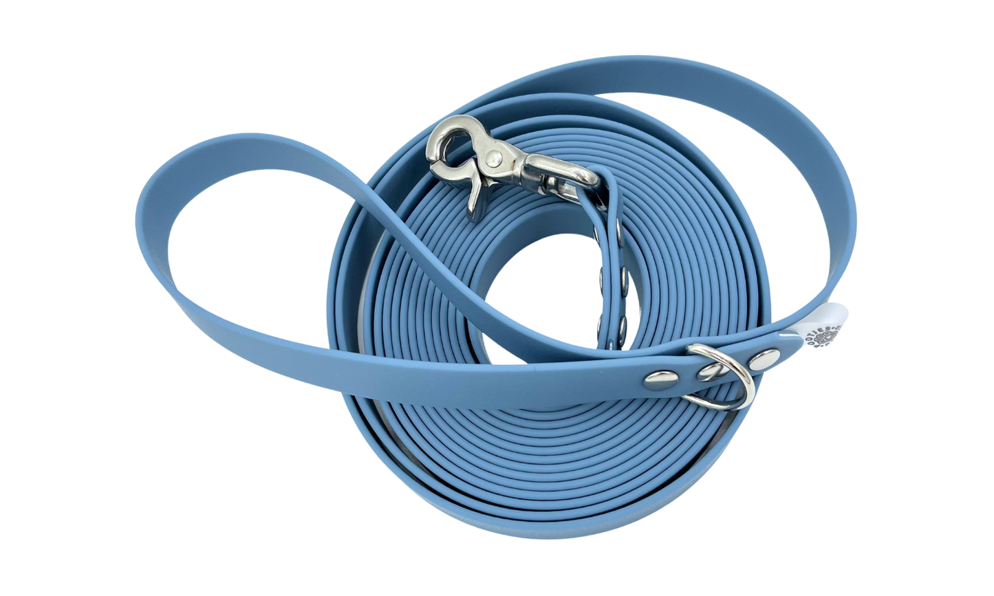 Een lange sleeplijn van BioThane met handvat, in de kleur blauw